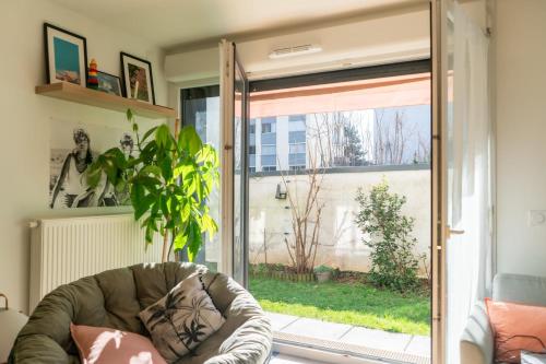 d'un salon avec une porte coulissante en verre. dans l'établissement T2 apartment with garden near Paris, à Montreuil