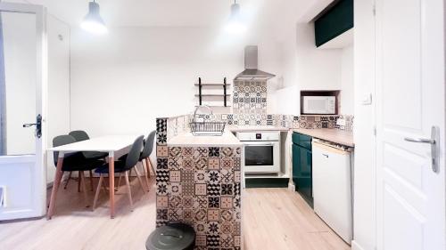 une cuisine avec une table et une cuisinière four supérieur dans l'établissement Le Parc Maria, à Nice