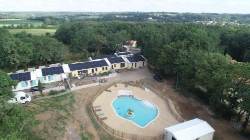 une vue aérienne d'une maison avec piscine dans l'établissement Cottage familial 3 chambres 2 terrasses forêt, à Mareuil-sur-Lay