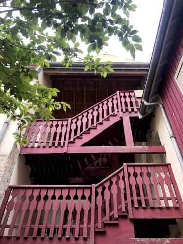 a red staircase on the side of a building at Arènes 1 à deux pas du centre historique in Besançon
