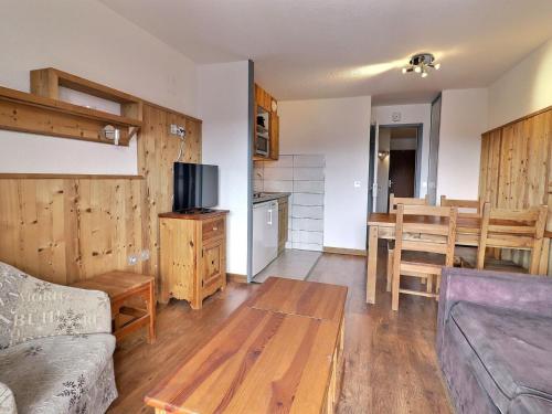 un salon avec un canapé et une salle à manger dans l'établissement Appartement cosy à La Tania - 2 pièces, 4 pers, skis aux pieds, balcon, proche commerces - FR-1-182A-13, à Courchevel