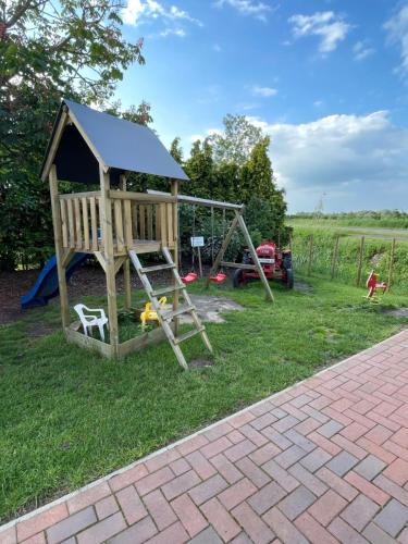 Zona de juegos infantil en Fewo Obsthof Matthies