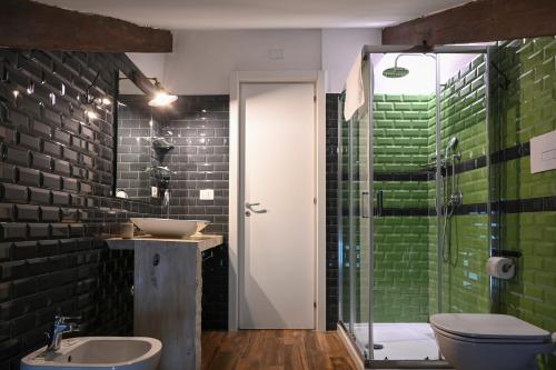 une salle de bains avec toilettes, lavabo et douche dans l'établissement Palazzo della Loggia B&B, à Naples