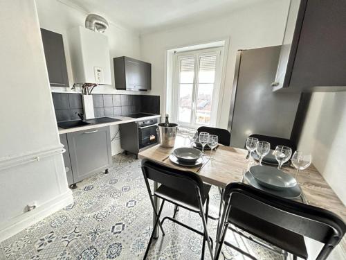 une cuisine avec une table avec des verres à vin dessus dans l'établissement Saint Thierry spacieux 6 personnes proche centre, à Reims