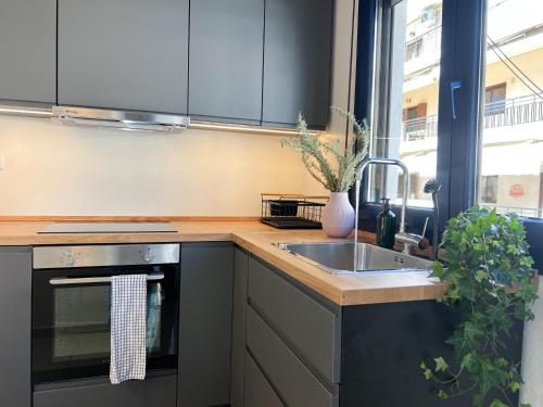 Cheap, Near Beach & Easy Parking - by Solstad في كافالا: مطبخ مع مغسلة وموقد ونافذة