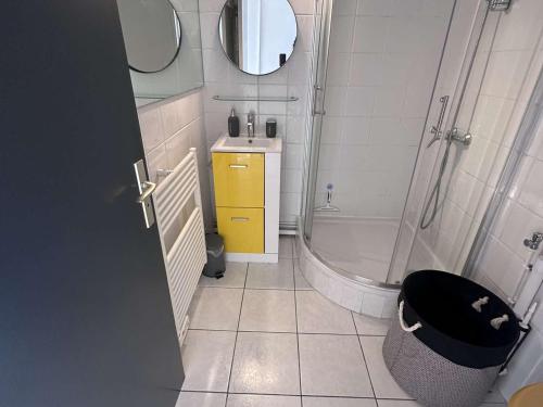 une salle de bain avec une douche, un lavabo et des toilettes dans l'établissement Studio moderne avec climatisation et parking proche plage - FR-1-731-132, au Grau-du-Roi
