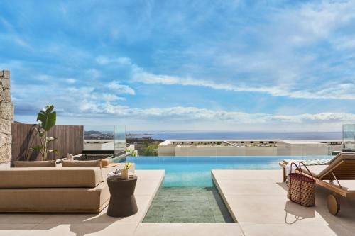 Bazén v ubytování Royal Hideaway Corales Villas nebo v jeho okolí
