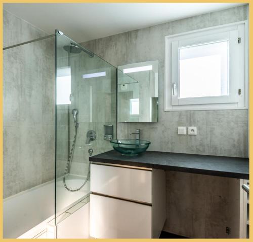 une salle de bain avec un lavabo et une douche en verre dans l'établissement Le Rivage I T3 Bord du Lac I Publier, à Publier