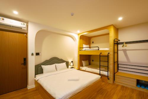 Postel nebo postele na pokoji v ubytování Ngọc Minh Châu Hotel
