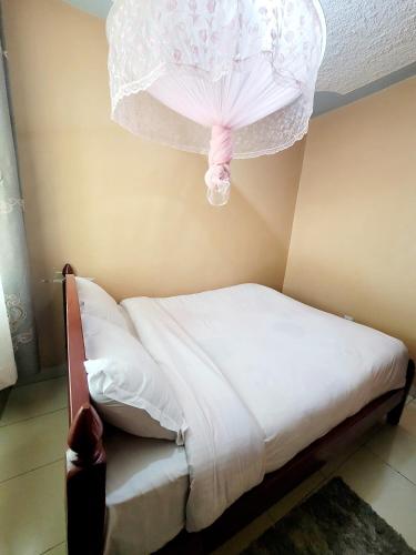 Postel nebo postele na pokoji v ubytování Sir Francis Hotel
