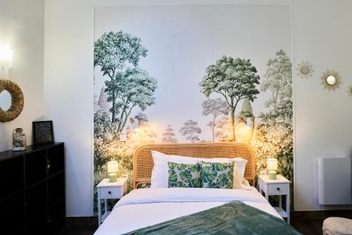 - une chambre avec un lit orné d'une fresque murale représentant des arbres dans l'établissement NG Prestige - Balnéo - TV - Netflix - WIFI - Cour, à Roubaix