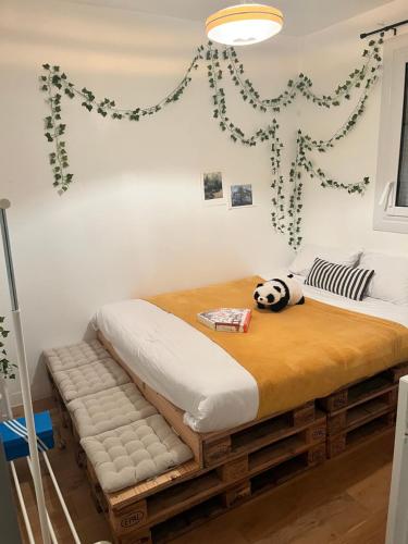 - une chambre avec un lit en palettes dans l'établissement Une Maison en centre ville, à Cholet