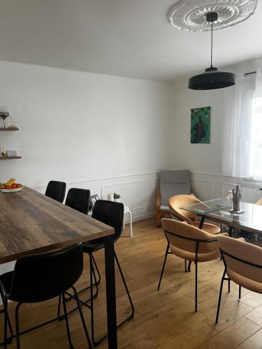une salle à manger avec une table et des chaises dans l'établissement Une Maison en centre ville, à Cholet