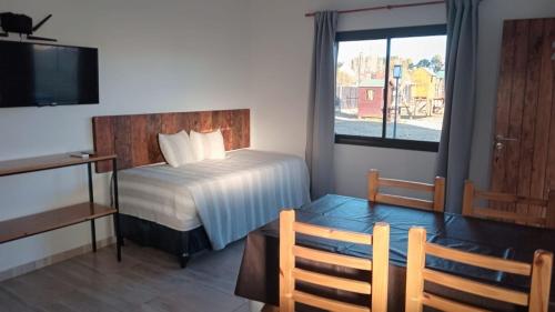 ein Hotelzimmer mit einem Bett und einem Fenster in der Unterkunft Buenas Tierras Cabañas in San Rafael