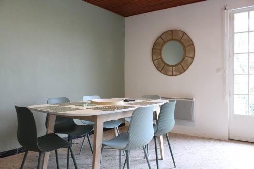 - une table et des chaises dans une pièce avec un miroir dans l'établissement Saint Georges d'Oléron - Maison 6 couchages SGO000-108, à Saint-Georges-dʼOléron