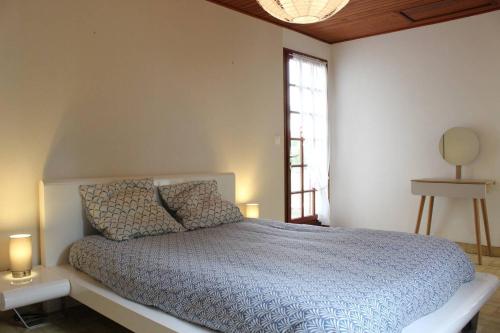 une chambre avec un lit et deux lampes et une fenêtre dans l'établissement Saint Georges d'Oléron - Maison 6 couchages SGO000-108, à Saint-Georges-dʼOléron