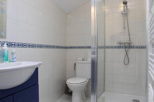 une salle de bain avec une douche, des toilettes et un lavabo dans l'établissement Saint Georges d'Oléron - Maison 6 couchages SGO000-108, à Saint-Georges-dʼOléron