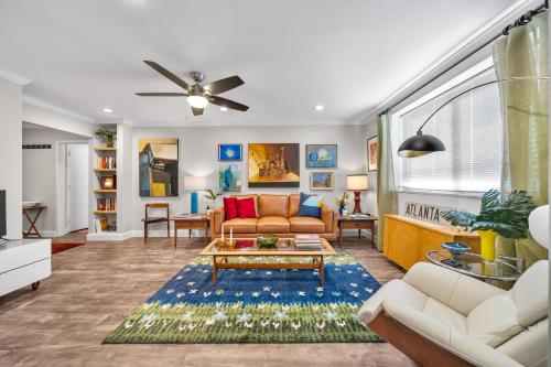 un soggiorno con un divano e un tavolo di Urban-eclectic Downtown Condo W Parking, Sleeps 4 ad Atlanta