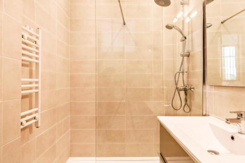 une salle de bain avec douche et lavabo dans l'établissement Le Palais Jean, à Nice