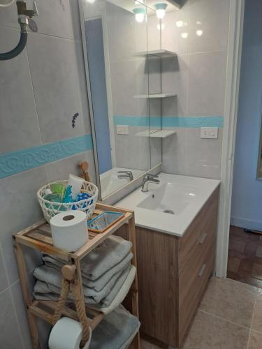 un bagno con lavandino e specchio di Los Dorados a Peñíscola