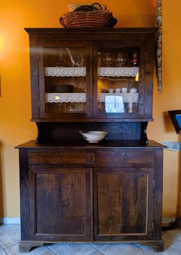 a wooden cabinet with a bowl on top of it at Dimora del Pavone in Tivoli