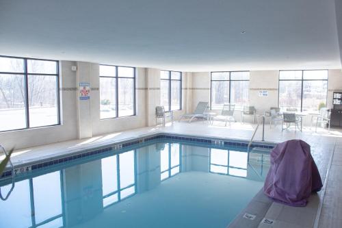 大瀑布城Hampton Inn & Suites Big Rapids, Mi的建筑物内的大型游泳池