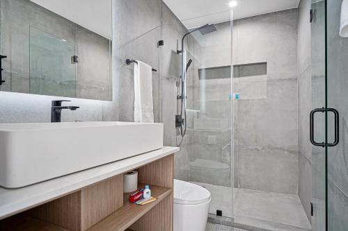 a bathroom with a sink and a glass shower at Villa Verde Miami in Miami
