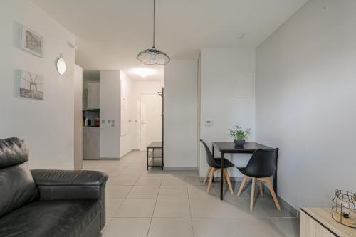 un salon avec un canapé et une table dans l'établissement Cocon urban Terrasse et Stationnement gratuit, à Villeurbanne