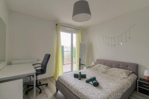 - une chambre avec un lit, un bureau, une table et une chaise dans l'établissement Cocon urban Terrasse et Stationnement gratuit, à Villeurbanne