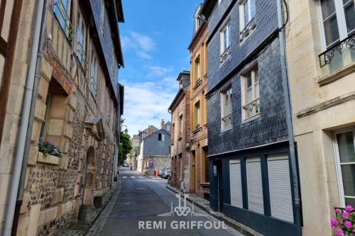 Une ruelle dans une vieille ville avec des bâtiments dans l'établissement La Capucine Lovely Studio City Center, à Honfleur