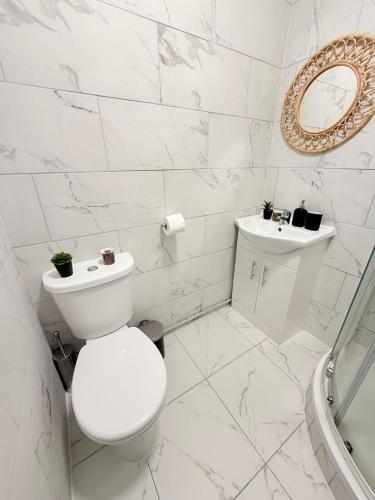 Bilik mandi di Tottenham En Suites Guest Rooms