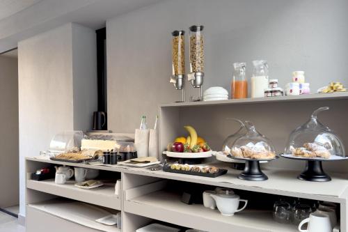 una cucina con piatti di cibo sugli scaffali di Donna Filomena Luxury Suites a Catania