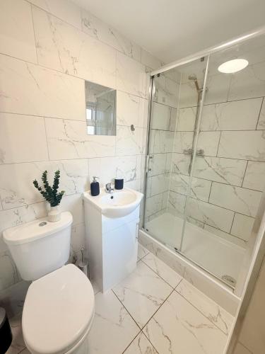 Bilik mandi di Tottenham En Suites Guest Rooms