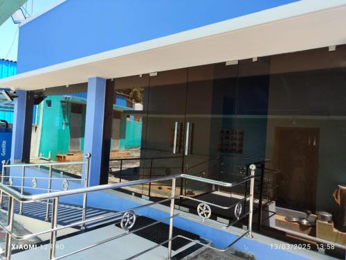 vistas a un edificio con un coche en la ventana en Nila Residency Rameswaram, en Rameswaram