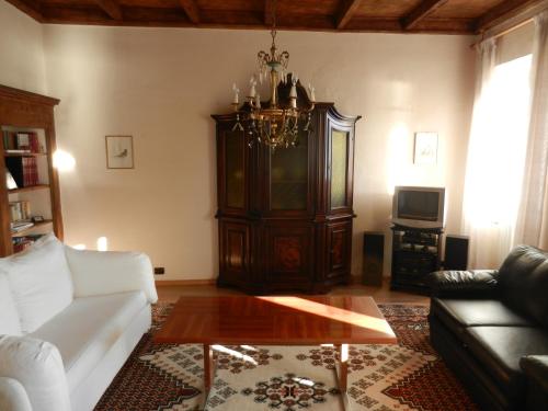 ギッファにあるCharmantes Pfarrhaus mit Seeblick und Gartenのソファとコーヒーテーブルのあるリビングルーム