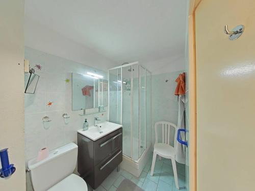 une salle de bain avec un lavabo, des toilettes et une douche dans l'établissement Appartement 2 pièces cabine 5 couchages LA LONDE LES MAURES LAL100-117, à La Londe-les-Maures
