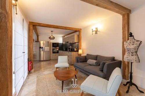 un salon avec un canapé et une table dans l'établissement La Maison du Jardin City Center 5 guests, à Honfleur