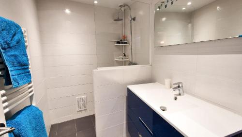 une salle de bain blanche avec un lavabo et un miroir dans l'établissement Maison avec grande terrasse sur Nice, à Nice