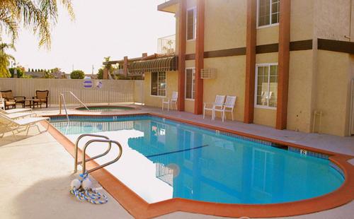 a large swimming pool in front of a building at Abby's Anaheimer Inn - Across Disneyland Park in Anaheim