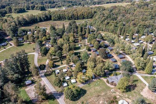 - une vue aérienne sur un village arboré dans l'établissement Camping paradis le Coiroux, à Aubazines