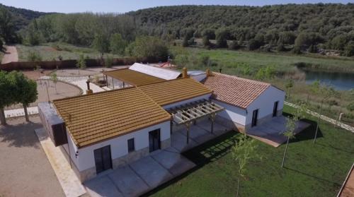 an overhead view of a house with a roof at Casas Rurales Laguna La Tinaja in Ossa de Montiel