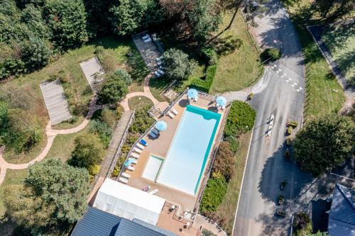 - une vue sur la piscine située à côté d'une route dans l'établissement Camping paradis le Coiroux, à Aubazines