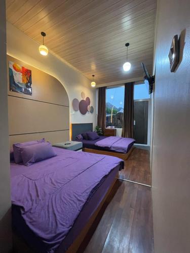 Ένα ή περισσότερα κρεβάτια σε δωμάτιο στο Hotel Bintang Sikunir