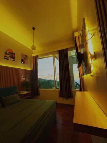 Ένα ή περισσότερα κρεβάτια σε δωμάτιο στο Hotel Bintang Sikunir