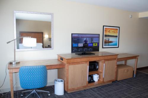 TV a/nebo společenská místnost v ubytování Hampton Inn & Suites Big Rapids, Mi