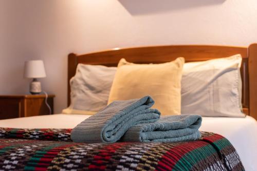 two towels sitting on top of a bed at Casa Nº5 - Vila d'Óbidos in Óbidos