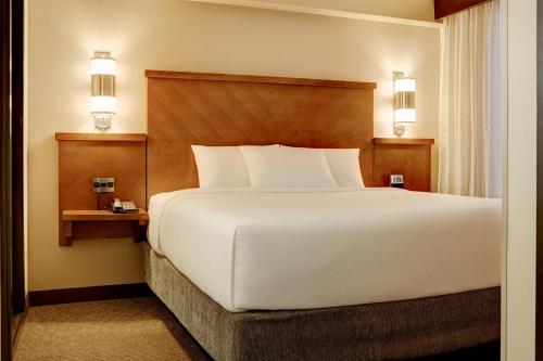 En eller flere senge i et værelse på Hyatt Place Fort Wayne - Northwest