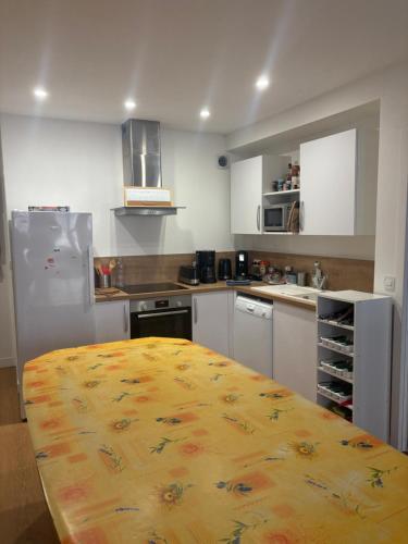 une cuisine avec une table au milieu dans l'établissement Vivez en Duplex plein centre ville, au Havre