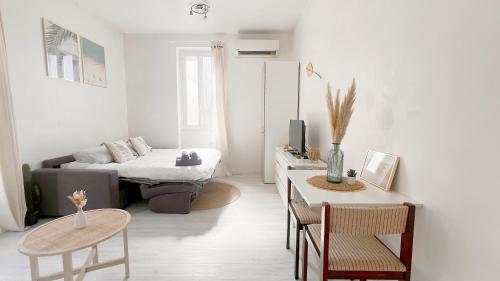 - un salon blanc avec un lit et une table dans l'établissement La Bella Niçoise, à Nice