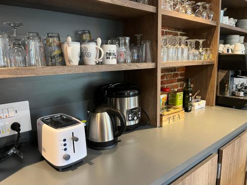 Il comprend une cuisine équipée d'un grille-pain et d'une cafetière. dans l'établissement La Moine, à Le Longeron